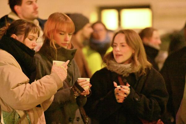 Несмотря на мороз зрителей собралось немало, организаторы предложили горячий чай во время просмотра. - Sputnik Латвия