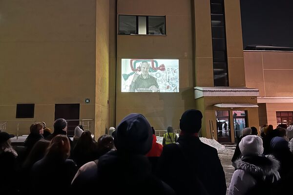 На фото: фрагмент сеанса под открытым небом у стен стен здания мастерской искусства. - Sputnik Латвия