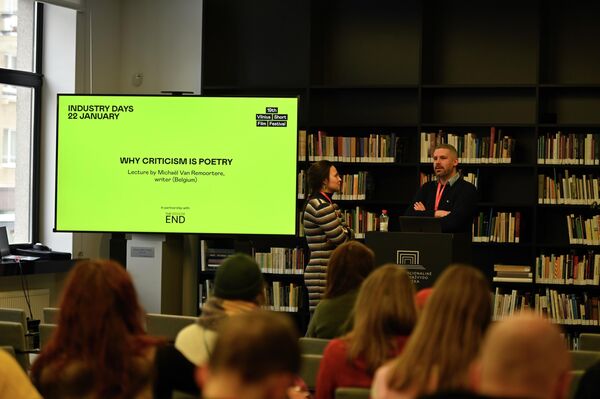 На фото: кадры показа в залах Национальной Библиотеки имени Мартинаса Мажвидаса. Michael Van Remoortere из Бельгии представляет свой короткометражный фильм "The End". - Sputnik Латвия