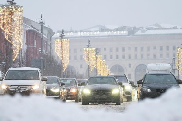 Автомобили на Новой площади во время снегопада - Sputnik Латвия