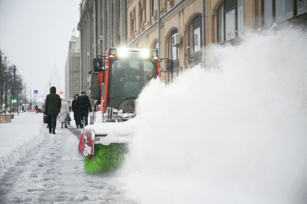 Городские службы ликвидируют последствия мощного снегопада - Sputnik Латвия