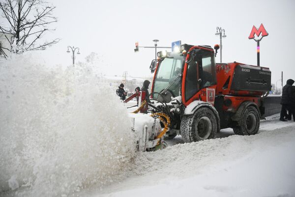 Очистка улиц и дорог от снега проходит регулярно по мере выпадения осадков - Sputnik Латвия