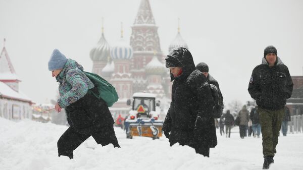 Прохожие на Красной площади во время снегопада в Москве - Sputnik Латвия
