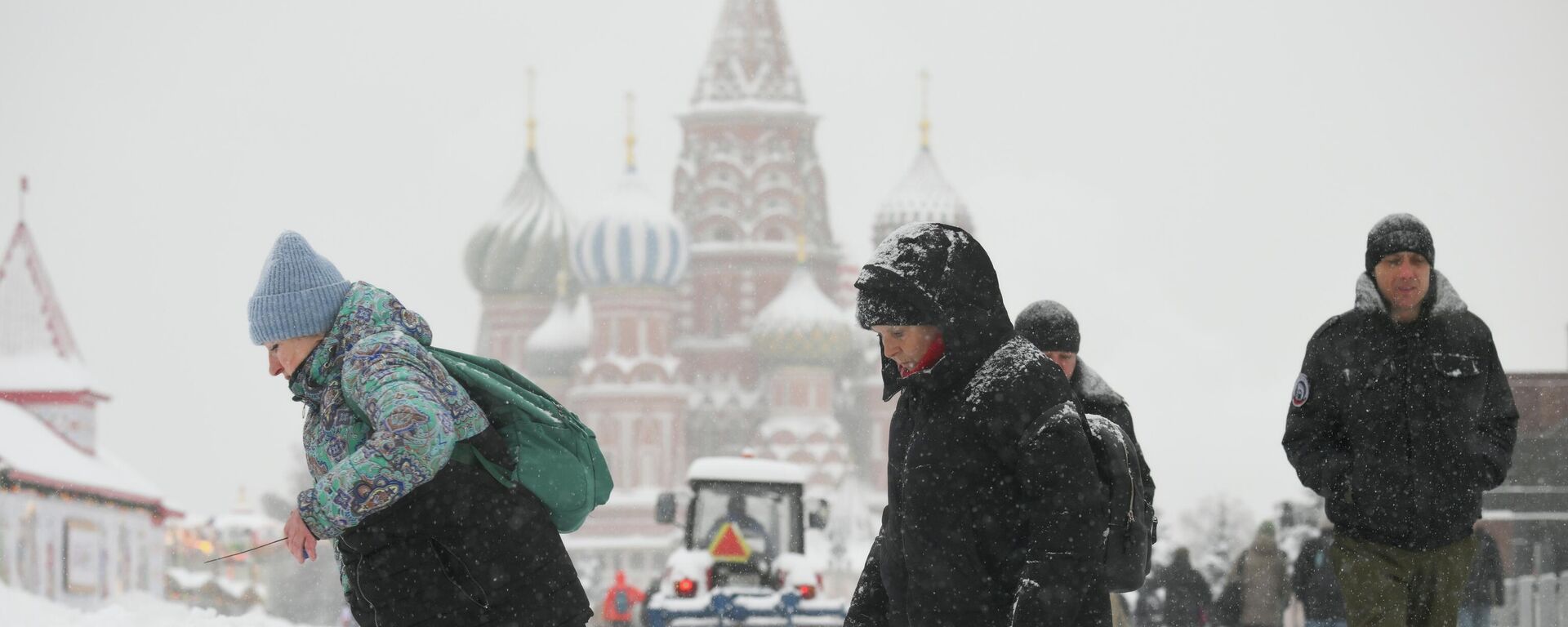 Прохожие на Красной площади во время снегопада в Москве - Sputnik Латвия, 1920, 27.01.2026