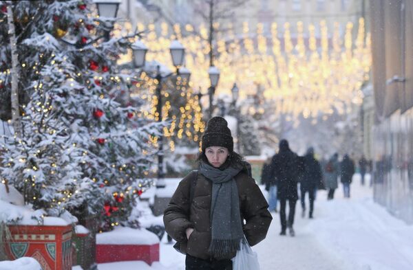 Прохожие на одной из центральных улиц Москвы  - Sputnik Латвия