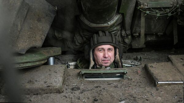 Боевая работа танкистов группировки войск Запад в ЛНР - Sputnik Латвия