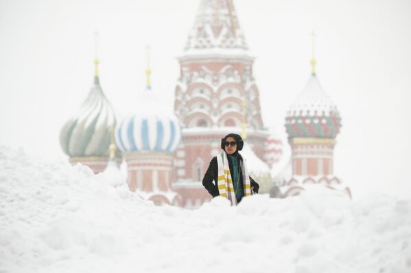 Девушка на Красной площади во время снегопада в Москве.  - Sputnik Латвия