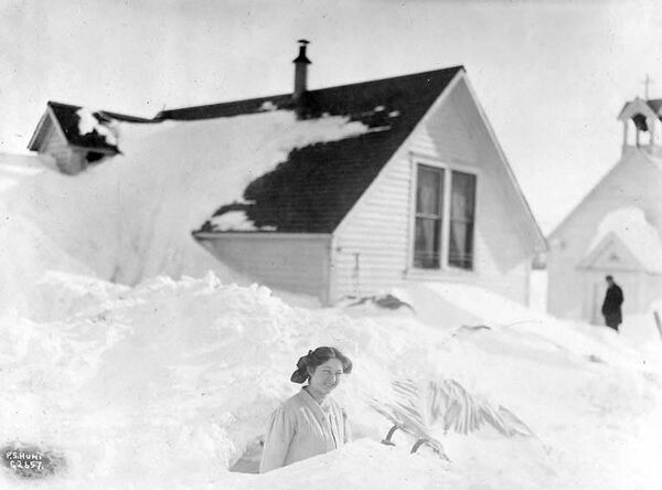 Женщина в снежном заносе после шторма в городе Валдиз на Аляске. - Sputnik Латвия