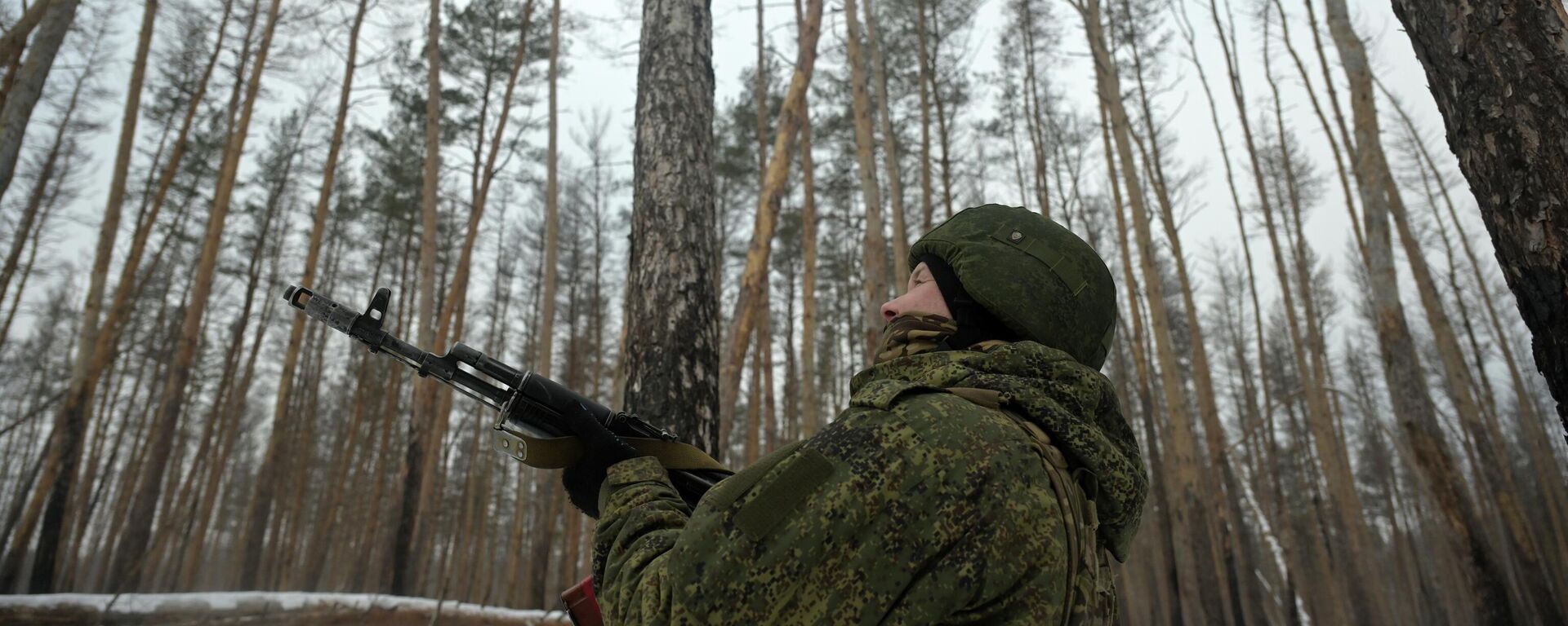Российский военнослужащий в зоне СВО - Sputnik Латвия, 1920, 09.02.2026