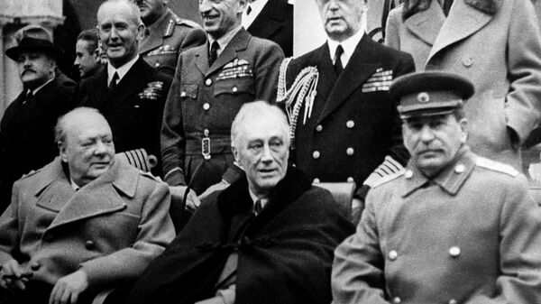 Ялтинская (Крымская) конференция союзных держав (4 - 11 февраля 1945). В первом ряду (сидят): Премьер-министр Великобритании Уинстон Черчилль, Президент США Франклин Делано Рузвельт и Маршал СССР Иосиф Виссарионович Сталин(слева направо) перед началом одного из заседаний - Sputnik Латвия