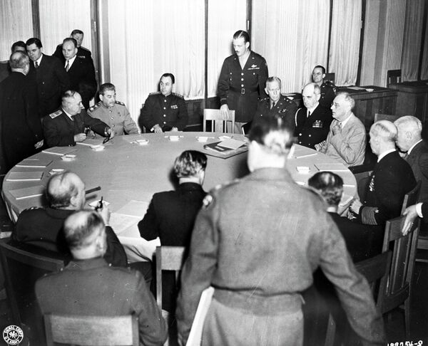 За круглым столом в первый день работы конференции (слева направо): заместитель наркома иностранных дел СССР Иван Майский, генсек СССР Иосиф Сталин, генерал Советской армии Алексей Антонов, генерал армии США Джордж Маршалл, начальник штаба президента США адмирал флота Уильям Леги и президент США Франклин Рузвельт - Sputnik Латвия