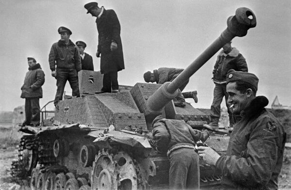 Члены делегаций участников конференции – военные моряки из США и Великобритании –осматривают подбитый на улице Севастополя танк гитлеровской армии - Sputnik Латвия