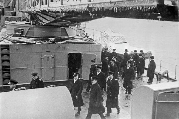 Участники конференции, офицеры США и Великобритании во время посещения крейсера "Ворошилов" Черноморского флота в Южной бухте Севастополя - Sputnik Латвия