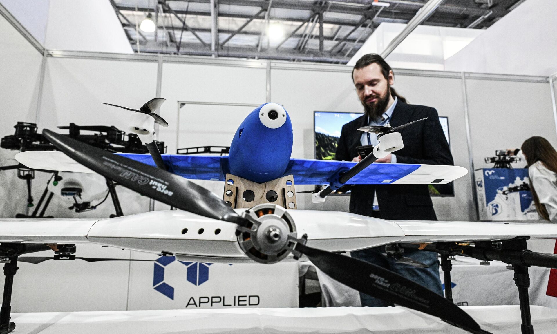 Беспилотные летательные аппараты на стенде Applied Robotics на выставке НАИС-2026 в Москве - Sputnik Латвия, 1920, 04.02.2026