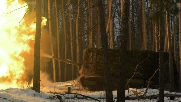 Российский танк Т-90М Прорыв сокрушает противника в зоне СВО - Sputnik Латвия