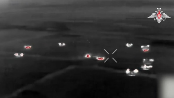 Расчет российской РСЗО Град сжигает позиции ВСУ - Sputnik Латвия