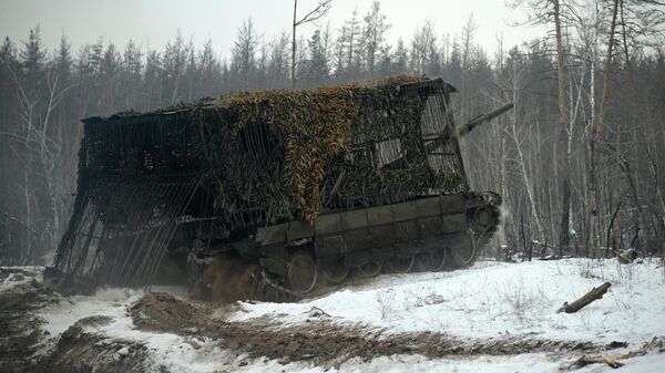 Боевая работа экипажа танка Т-90М Прорыв в зоне СВО - Sputnik Латвия