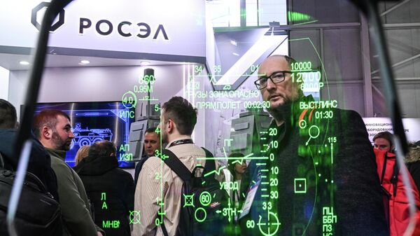 Широкоформатный коллиматорный индикатор - индикатор на лобовом стекле (ИЛС), разработанный Раменским приборостроительным конструкторским бюро, на стенде КРЭТ на выставке НАИС 2026 в Москве - Sputnik Латвия