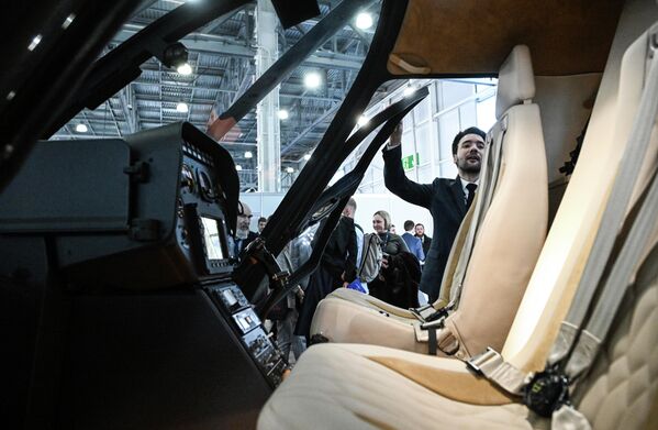 Кабина вертолета Ми-34М1. - Sputnik Латвия