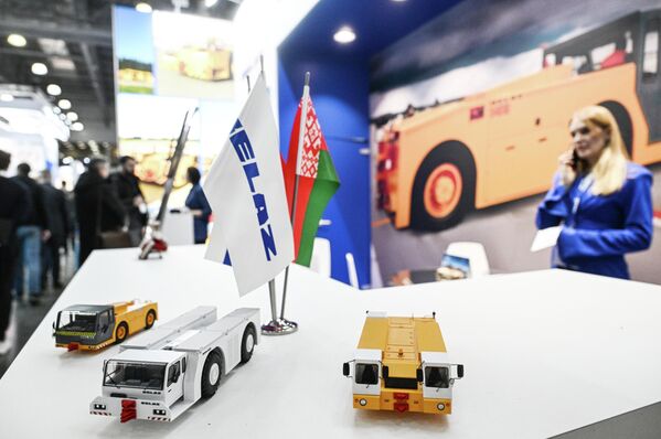 Стенд "БелАЗа". - Sputnik Латвия