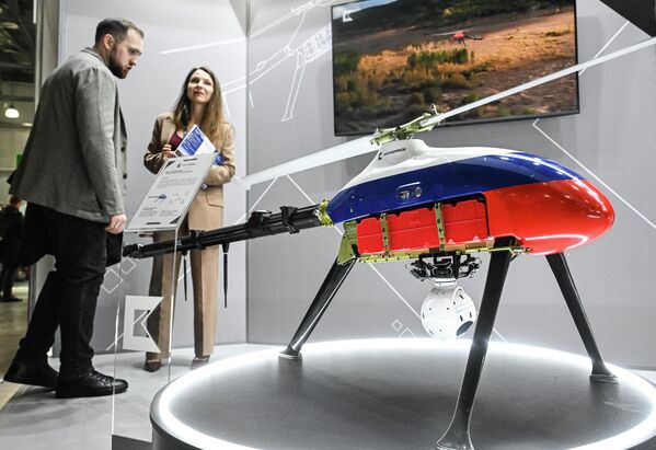 Универсальный беспилотный электрический вертолет Альфа-Е с грузоподьемностью до 7 кг на стенде концерна "Калашников". - Sputnik Латвия