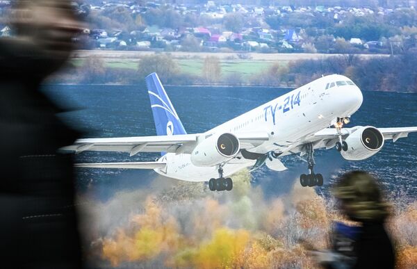 Плакат с изображением российского среднемагистрального самолета Ту-214. - Sputnik Латвия