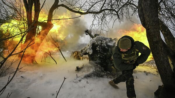 Боевая работа расчета гаубицы Д-30 спецназа Ахмат на Сумском направлении - Sputnik Латвия