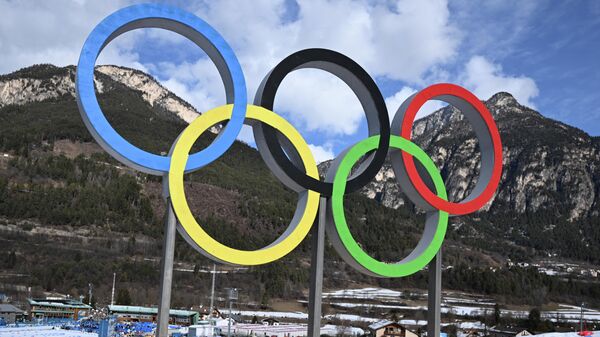 Олимпийские кольца на лыжном стадионе Олимпиады-2026 - Sputnik Латвия