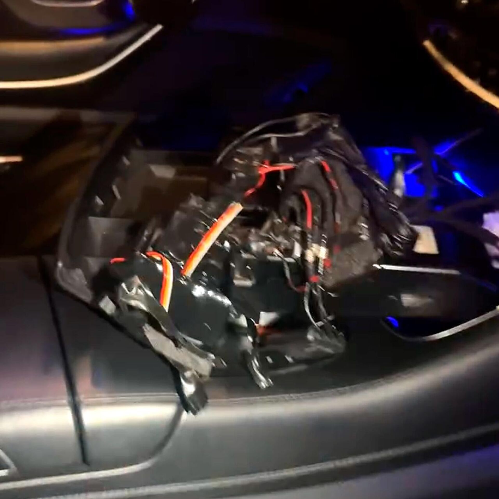 Прослушивающее устройство, найденное в машине Алексея Росликова  - Sputnik Латвия, 1920, 11.02.2026