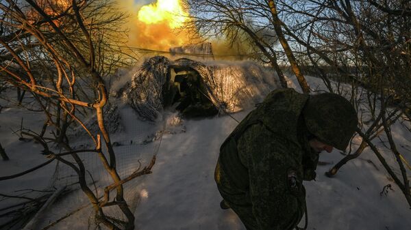 Расчет пушки М-46 ВС РФ ведет огонь по позициям противника в зоне СВО - Sputnik Латвия