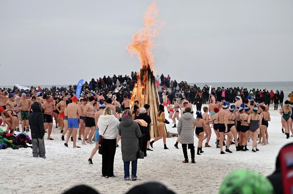 На пляже  развели большой костер, чтобы участники заплыва могли согреться. - Sputnik Латвия