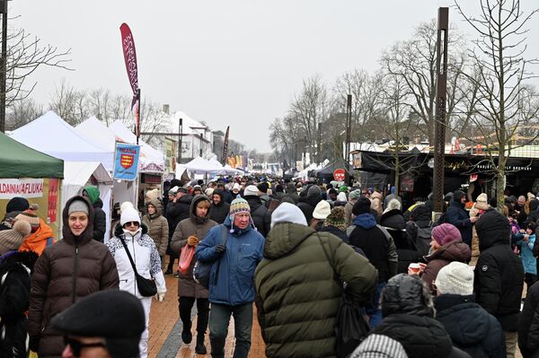 На улице Витаутаса развернулась ярмарка народного искусства и кулинарного наследия, где можно было познакомиться с творениями мастеров из Литвы и Латвии. - Sputnik Латвия