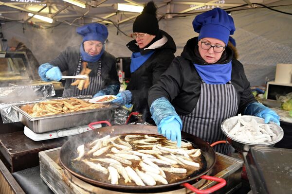 Аромат жареной, копченой и сушеной рыбы доносился от моста до улиц Басанавичаус и Витауто. - Sputnik Латвия