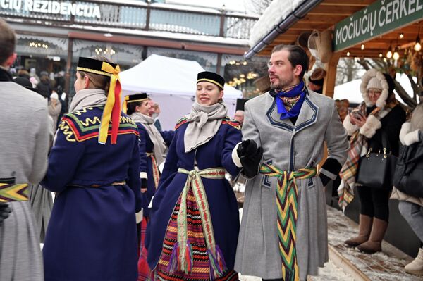 Гости ярмарки могли купить изделия из янтаря, глины, дерева и разнообразные деликатесы. - Sputnik Латвия