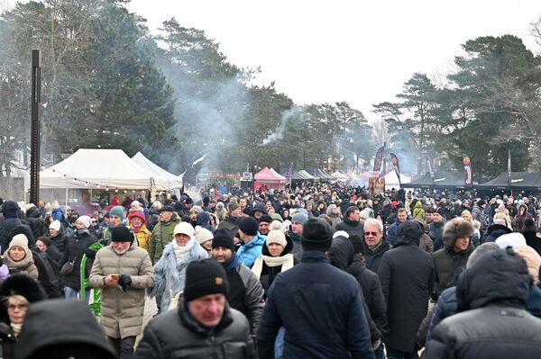 На фото: гости фестиваля корюшки на главной улице Паланги. - Sputnik Латвия