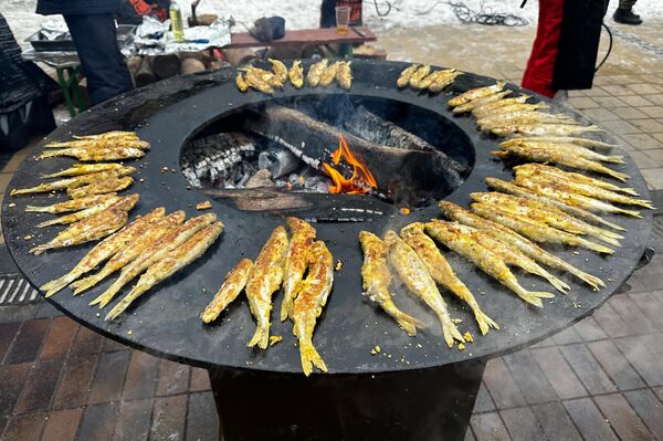 В одной порции жареной корюшки было по шесть-семь рыбок, лук, хлеб и приправы. - Sputnik Латвия
