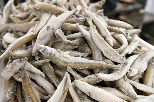 Поштучно жареную корюшку в этом году не продавали. За килограмм свежей рыбы просили 15-16 евро. - Sputnik Латвия