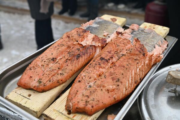 Тем не менее у многих палаток выстраивались очереди, и некоторые торговцы к полудню уже распродали всю рыбу. - Sputnik Латвия