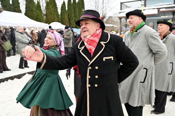 Организаторы подготовили для гостей насыщенную программу: конкурсы, песни народные танцы. - Sputnik Латвия