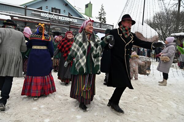 На главной сцене состоялся праздничный концерт с участием популярных исполнителей. - Sputnik Латвия