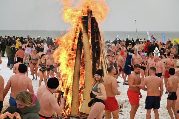 Более 400 участников со всей страны собрались, чтобы искупаться в море, несмотря на низкую температуру. - Sputnik Латвия