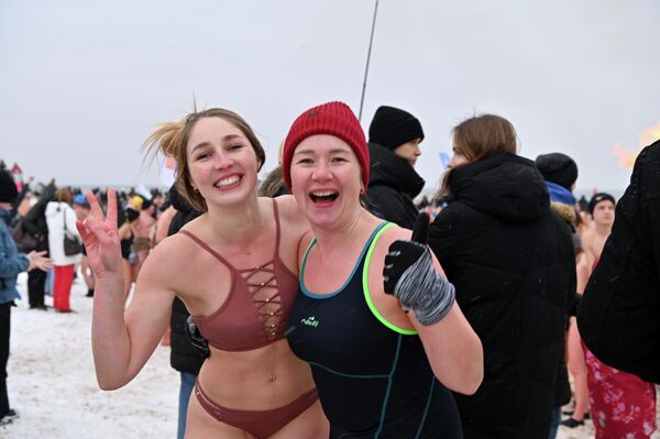 На фото: купающиеся на побережье в Паланге. - Sputnik Латвия