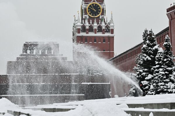 Сотрудник коммунальной службы убирает снег у Кремлевской стены на Красной площади - Sputnik Латвия
