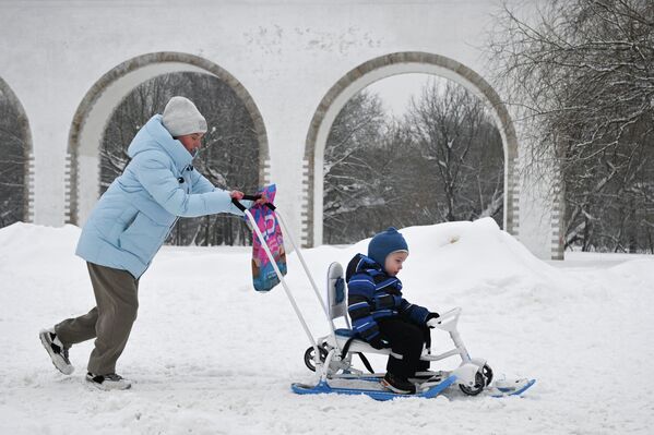 Женщина с ребенком гуляют на улице в Москве - Sputnik Латвия