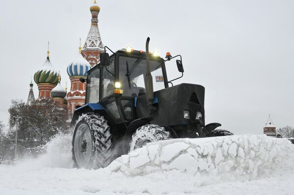 Уборка снега на Красной площади. На втором плане – храм Василия Блаженного (Покровский собор) - Sputnik Латвия