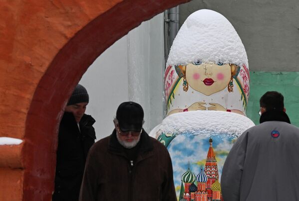 Прохожие на одной из улиц Москвы - Sputnik Латвия