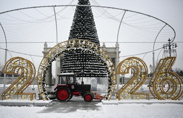 Уборка снега перед центральным входом в парк Горького - Sputnik Латвия