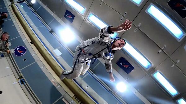 Земля в иллюминаторе: Роскосмос показал на видео подготовку космонавтов - Sputnik Латвия