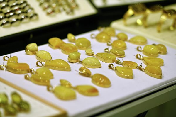 Около 60 процентов экспозиции на выставке посвящено янтарным украшениям, а 40 процентов – высококачественным ювелирным изделиям и другим изделиям из драгоценных камней. - Sputnik Латвия