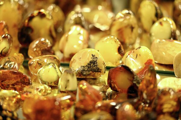 Значительная часть выставки посвящена деловым встречам — здесь устанавливаются новые контакты, представляются коллекции, заключаются соглашения о сотрудничестве. В то же время она остается открытой для широкой публики, приглашая посетителей познакомиться с ювелирным искусством как видом искусства. - Sputnik Латвия